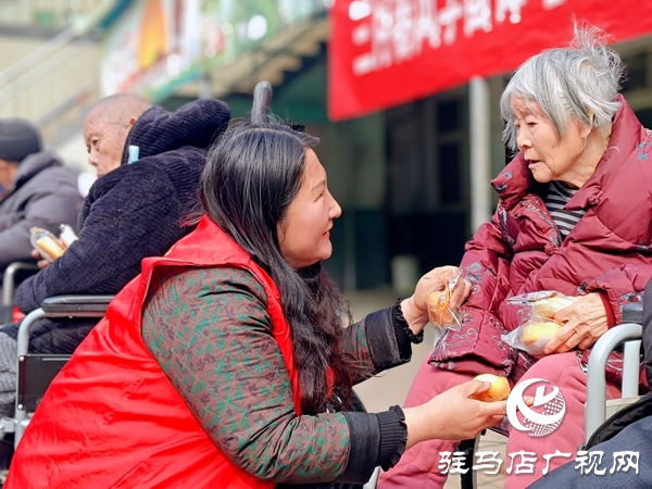 平舆县身边好人协会开展学雷锋志愿服务情暖敬老院