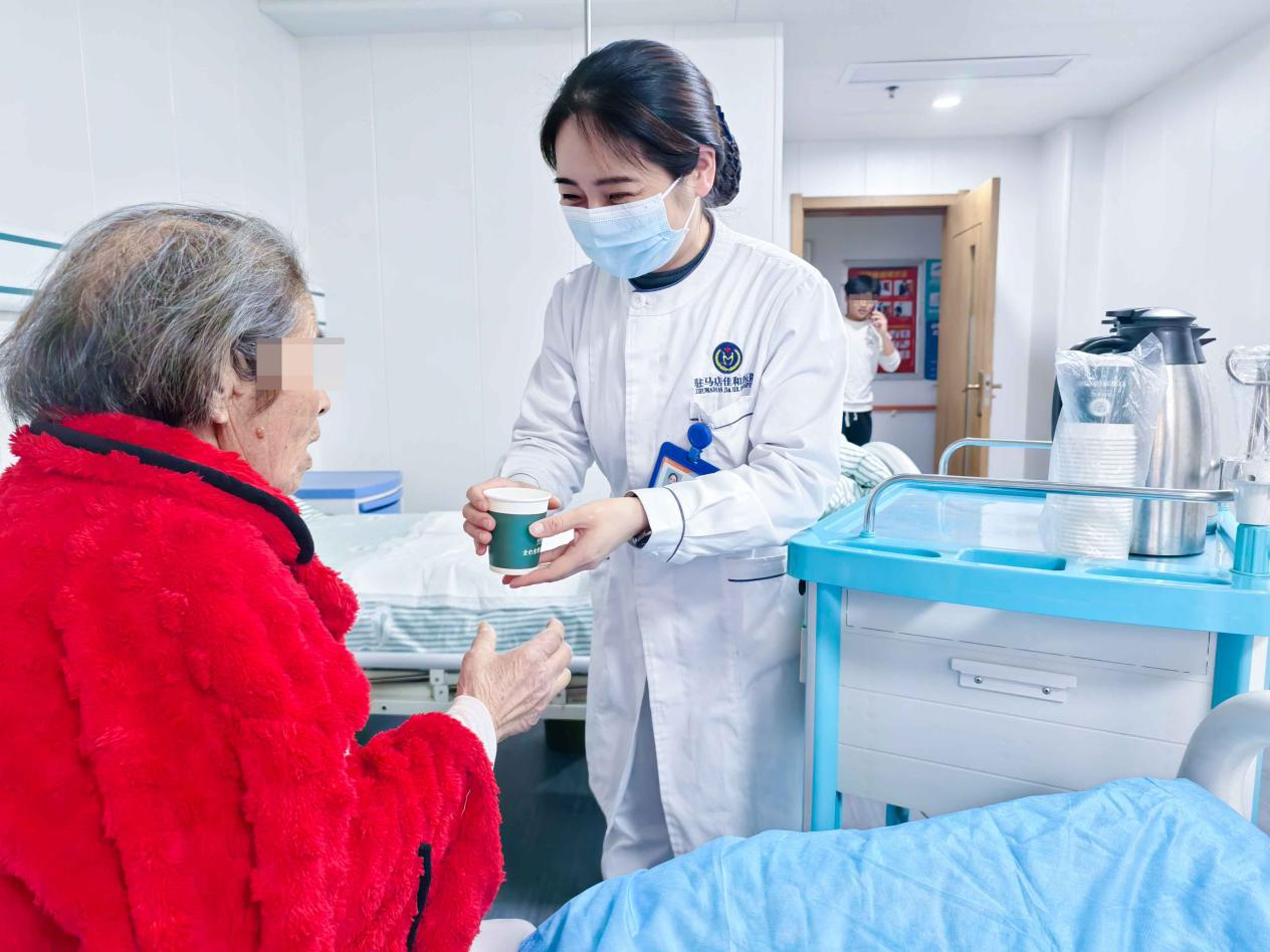 驻马店佳和医院：一杯40℃温水的清晨约定，把暖心服务做到患者心坎上