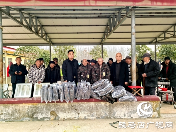 平舆县政协委员许留根为平舆县敬老院60位老人捐赠60件迷彩冲锋衣