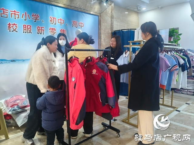 校服置换新模式受青睐 政协委员贴心服务解家长难题