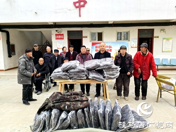 平舆县政协委员许留根为平舆县敬老院60位老人捐赠60件迷彩冲锋衣