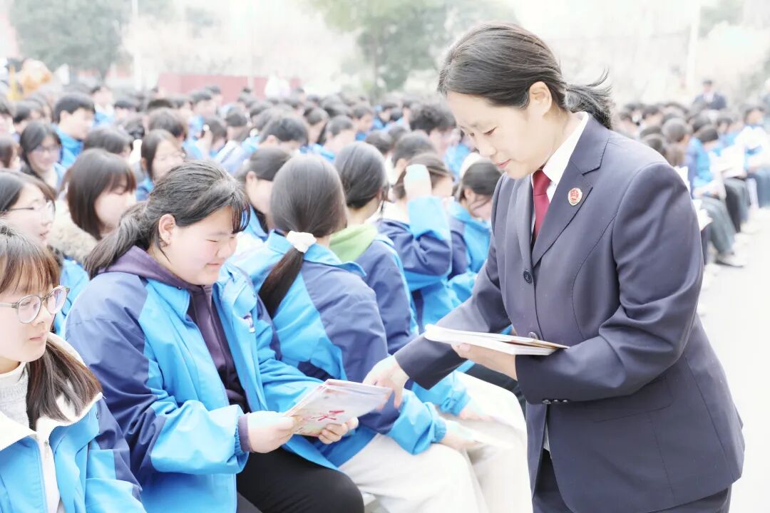 驿城区检察院送法到驻马店市明德高级中学