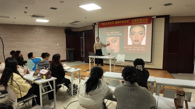 驻马店市总工会职工夜校书法美妆手风琴班开班