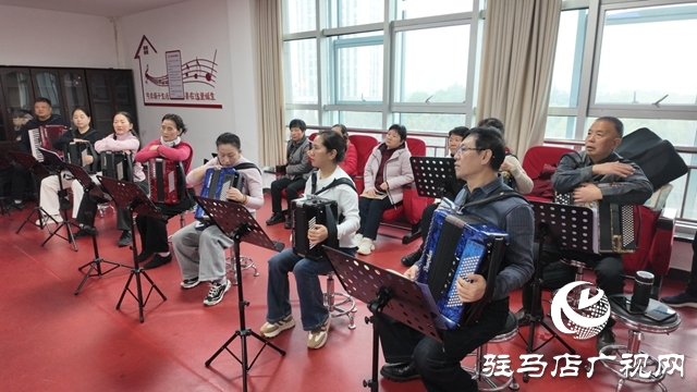 驻马店市总工会职工夜校书法美妆手风琴班开班