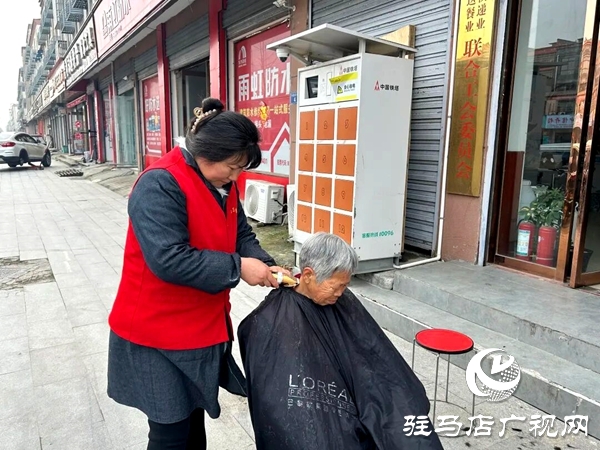 平舆县总工会开展“情系环卫工 理发暖人心”志愿服务活动