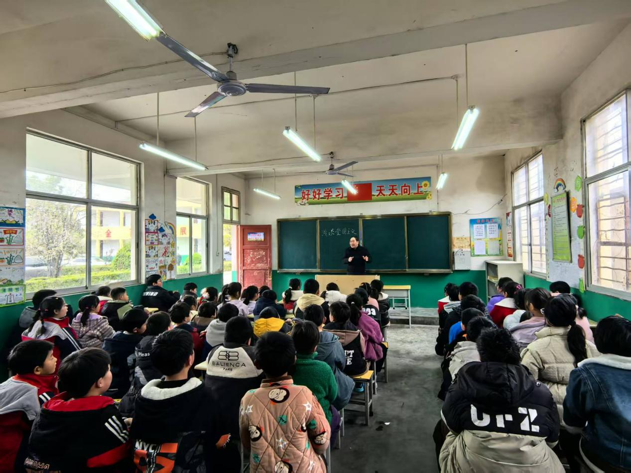 黄淮学院关工委前往西平县关桥村小学开展送关爱活动