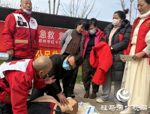 平舆县星火志愿者技能培训:救在身边心肺复苏宣讲实操