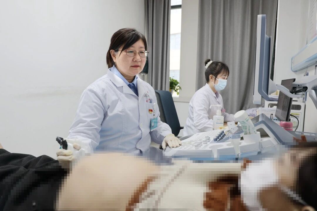 汪玲：黑白光影间的温情守护者