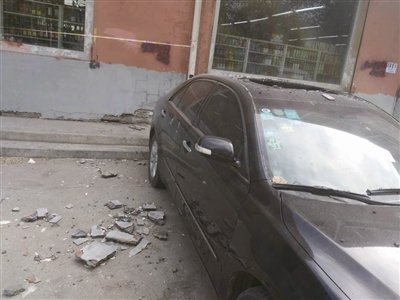 爱车被小区“天降墙皮”砸坏，谁来买单？