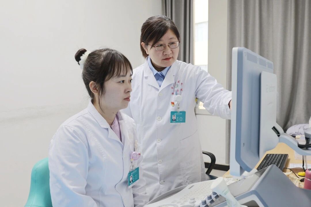 汪玲：黑白光影间的温情守护者