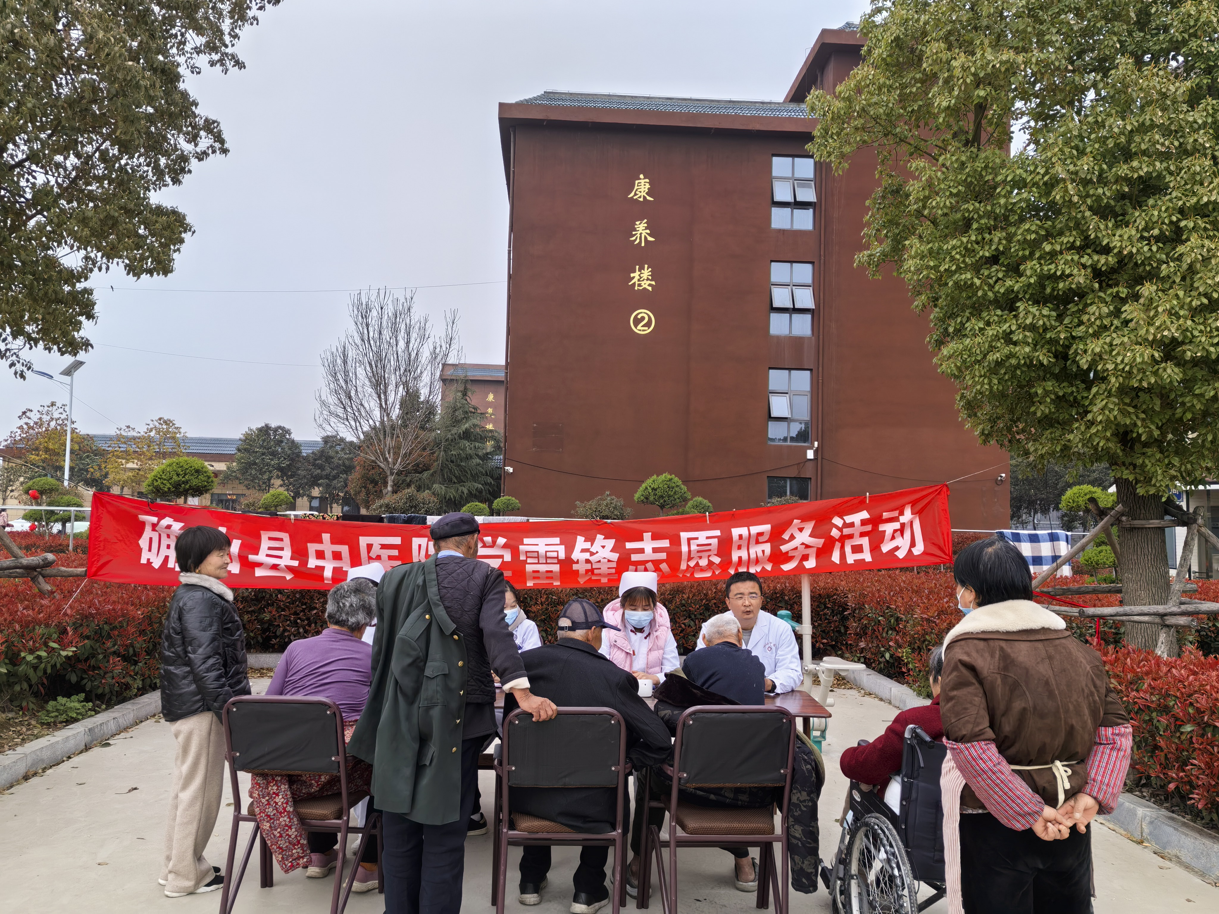 确山县中医院携手&ldquo;中国好人&rdquo;张大生开展学雷锋志愿服务活动