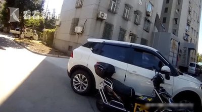 在小区内驾车剐蹭后径行驶离，是否属于肇事逃逸？