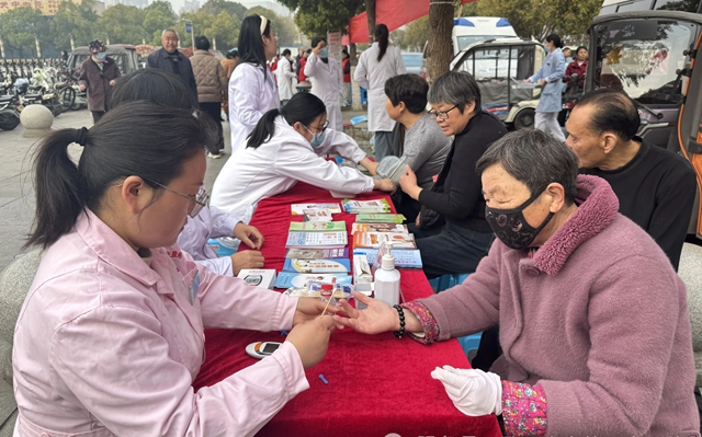 全面行动护健康 义诊服务践初心——驻马店市第二中医院开展“世界防治结核病日”主题义诊活动