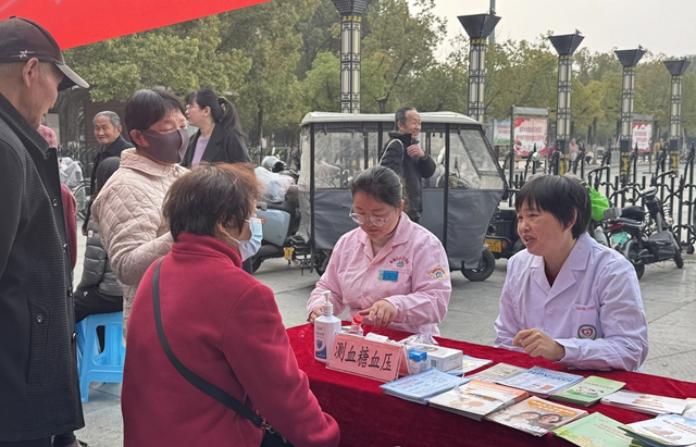 全面行动护健康 义诊服务践初心——驻马店市第二中医院开展“世界防治结核病日”主题义诊活动
