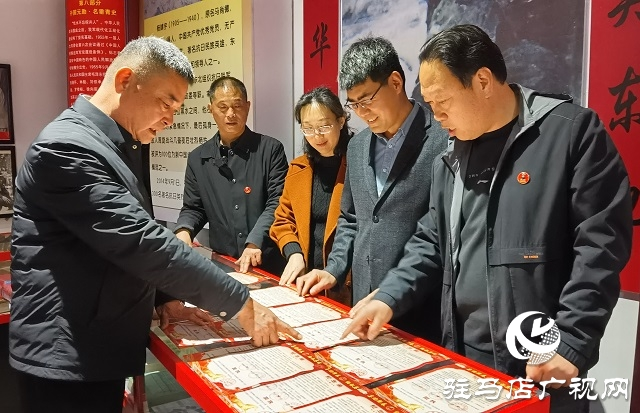 河南确山：一枚像章铭英烈 千里回函寄深情