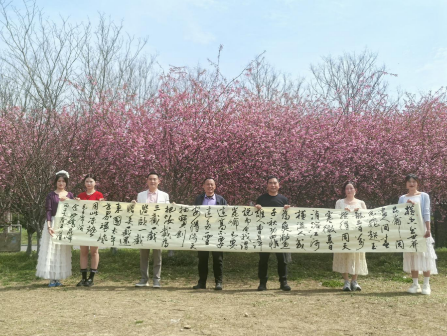 嫘祖故里书法家书长卷赠新疆和田