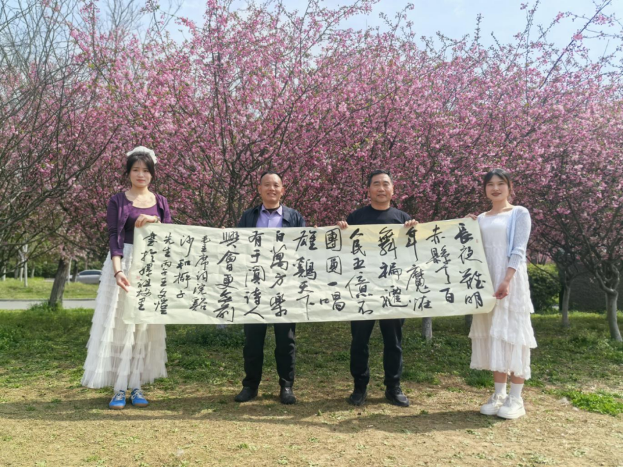 嫘祖故里书法家书长卷赠新疆和田