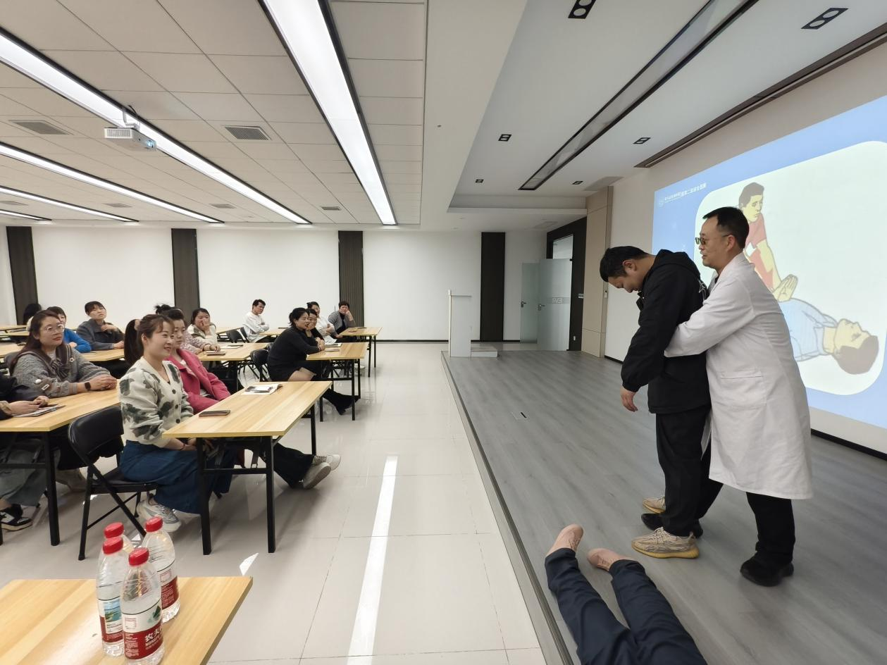 黄金4分钟怎么救？佳和医院把“救命本领”搬进荣辉鞋业