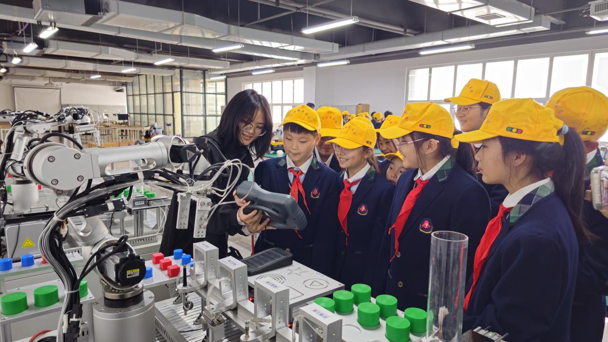  智慧工程育新苗 科技筑梦向未来——汝南师范学校附属小学师生走进黄淮学院工程技术中心开展科技素养研学活动