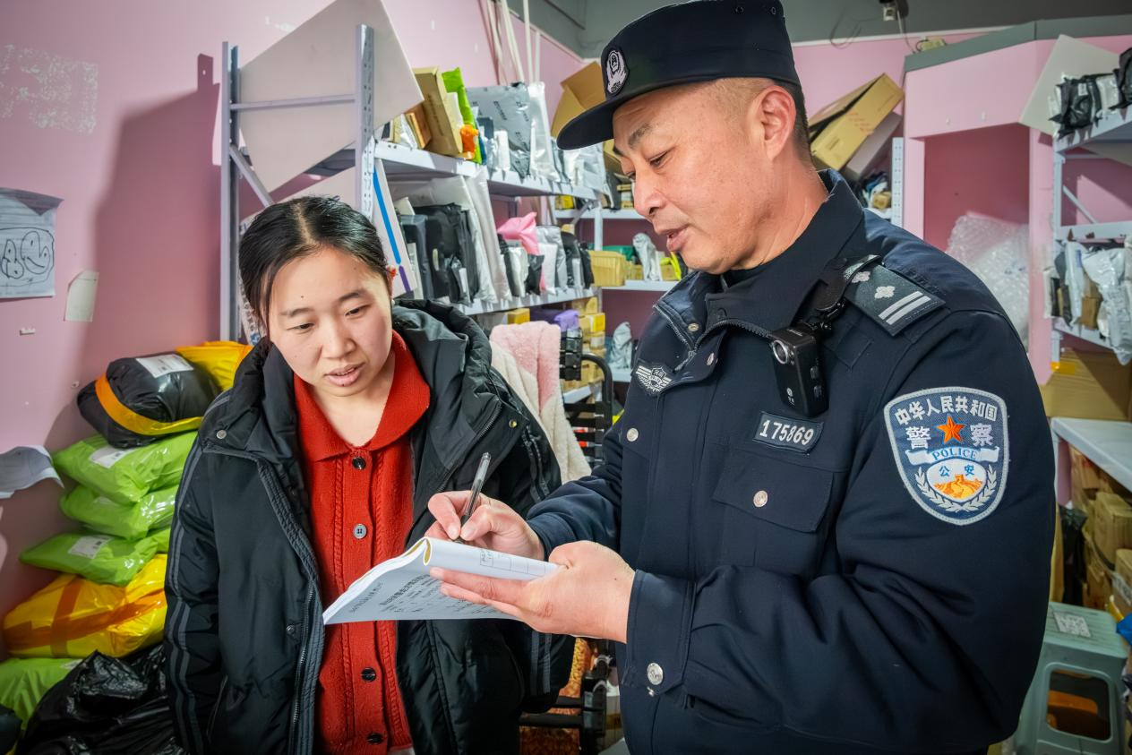 民警肖国成：扎根社区守初心 倾情为民践使命 