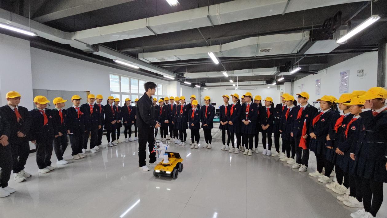  智慧工程育新苗 科技筑梦向未来——汝南师范学校附属小学师生走进黄淮学院工程技术中心开展科技素养研学活动