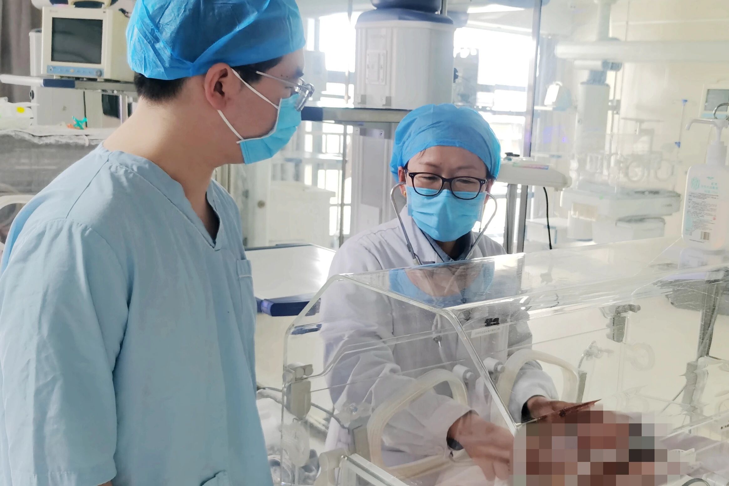 全身瘀斑如网 体温飙至40.6℃！深夜转院的宝宝 他们用温情托起脆弱生命