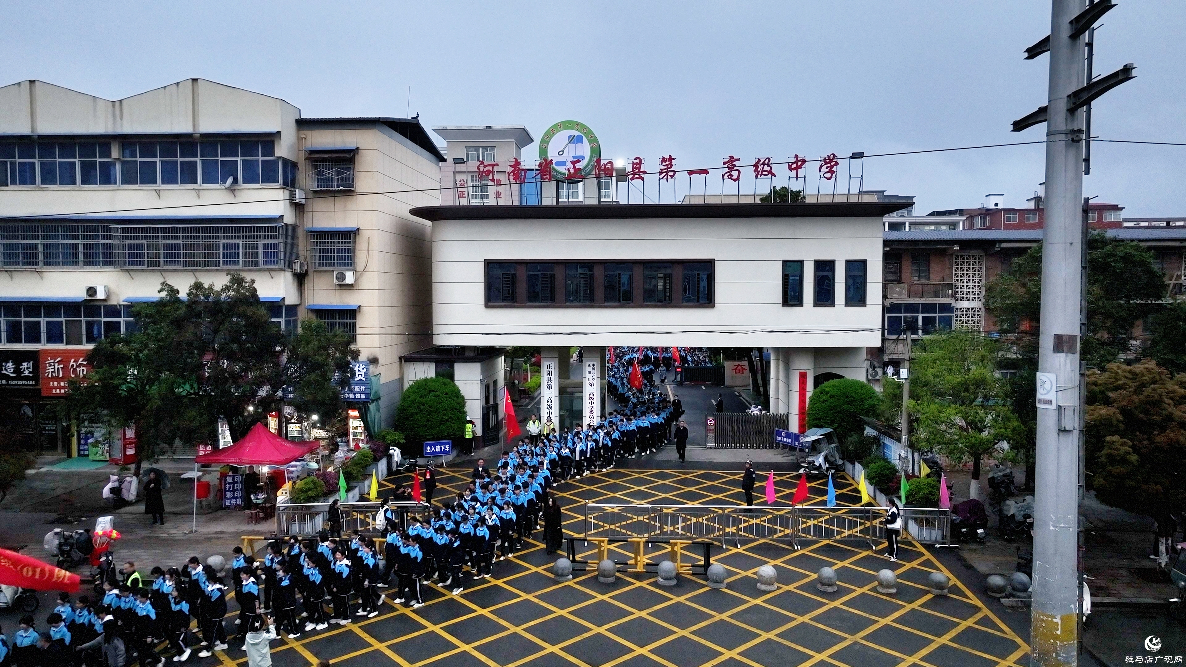 正阳县第一高级中学:千名学子清明祭奠英烈