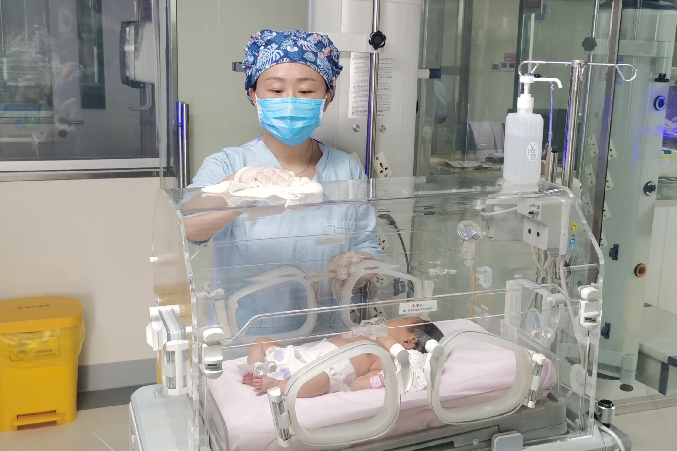 全身瘀斑如网 体温飙至40.6℃！深夜转院的宝宝 他们用温情托起脆弱生命
