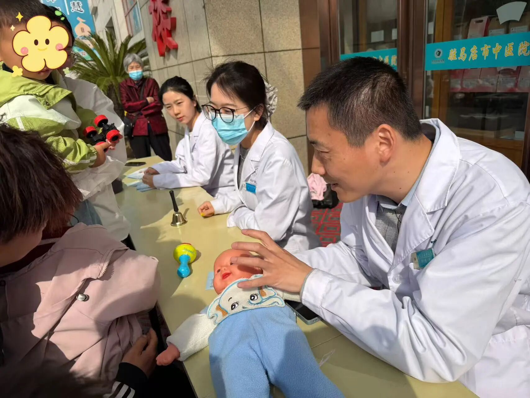 驻马店市中医院开展世界孤独症日宣传义诊活动