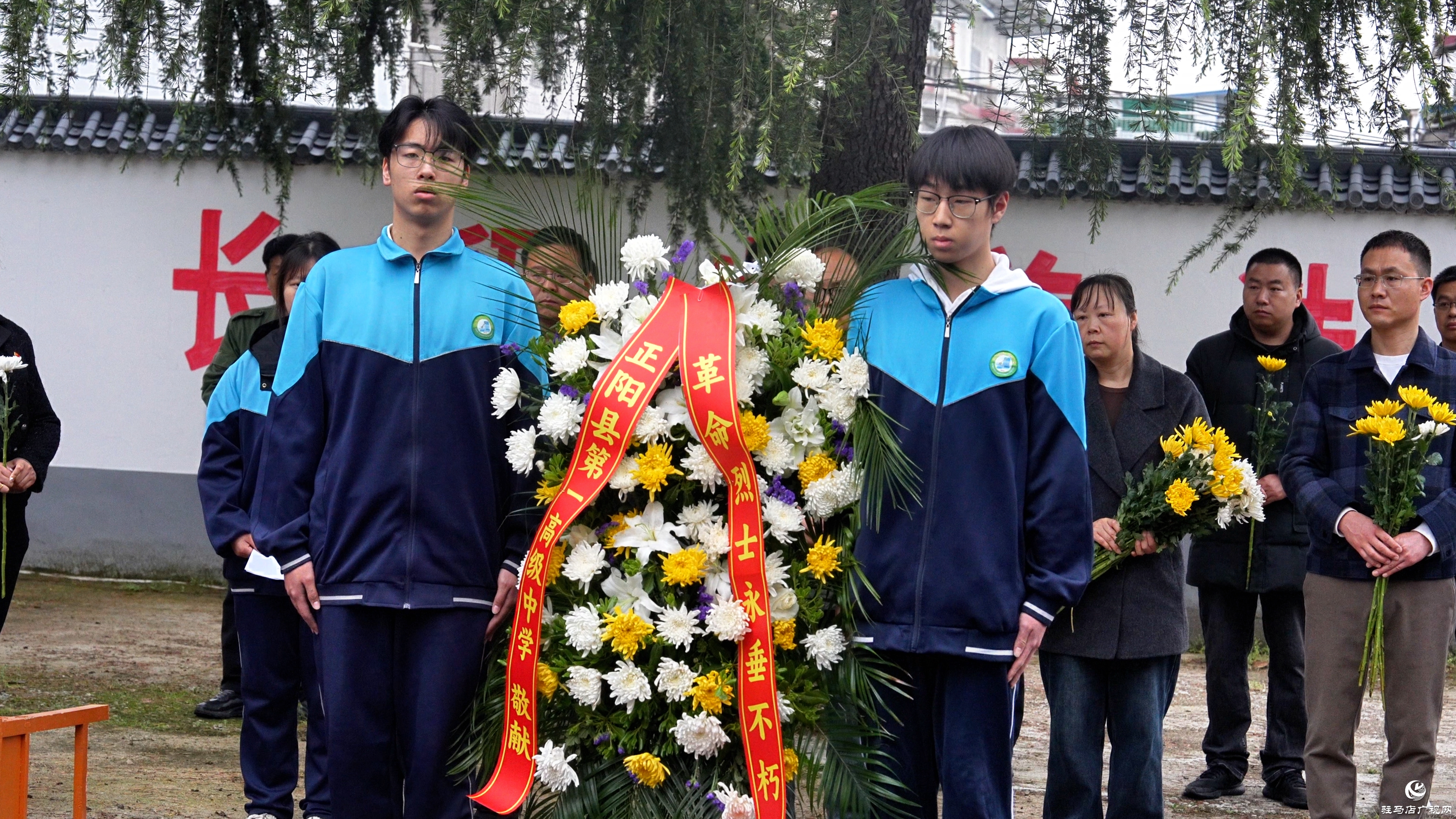 正阳县第一高级中学:千名学子清明祭奠英烈