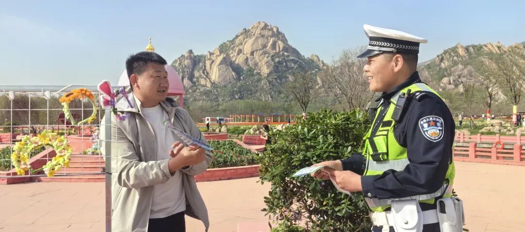 遂平:花海里的最美&ldquo;警&rdquo;色