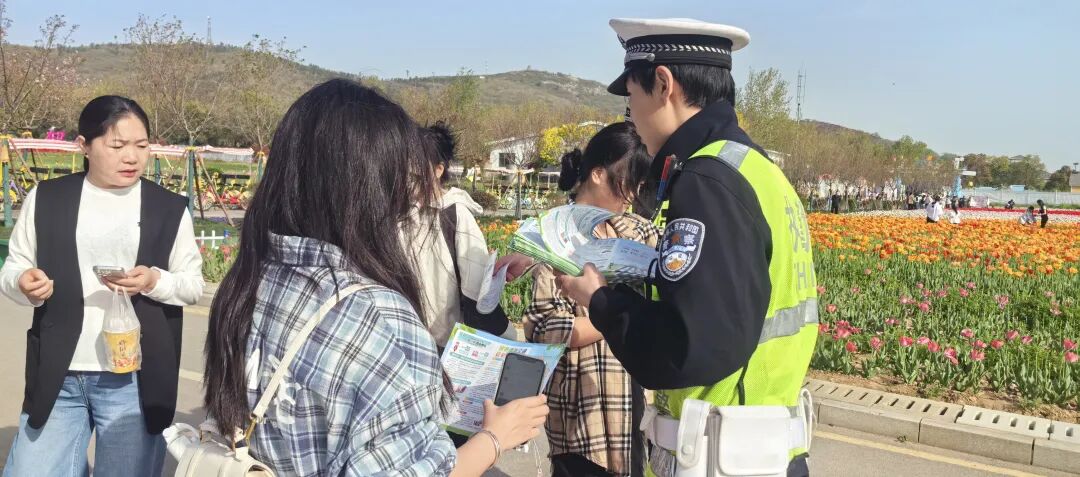 遂平:花海里的最美&ldquo;警&rdquo;色