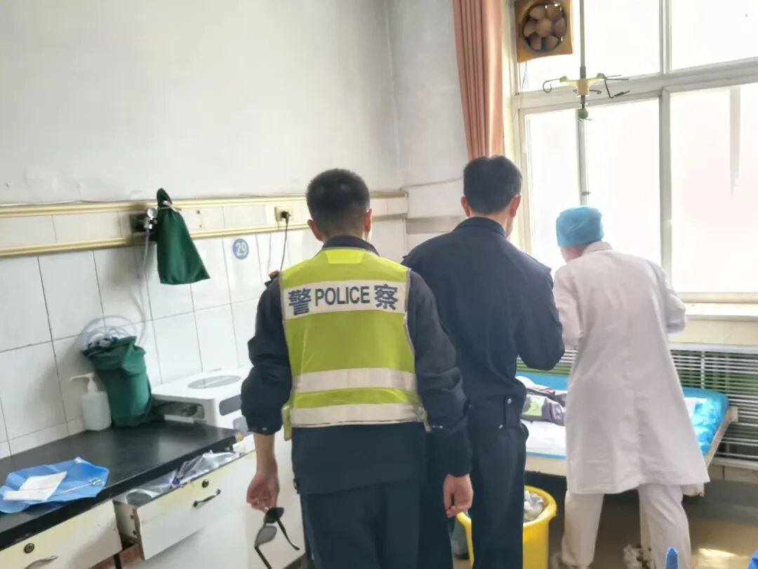 警”急救援!驻马店交警护送受伤儿童救医