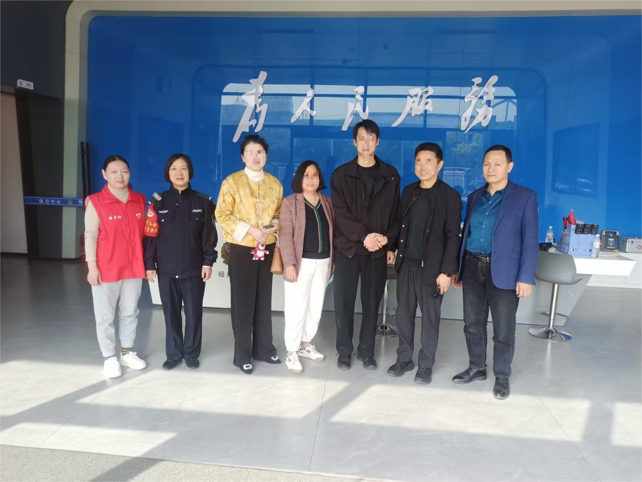 经开区公安分局：民警联动调解墙皮脱落砸车纠纷