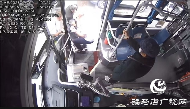  八旬老人乘车突发险情 公交司机暖心救援显担当