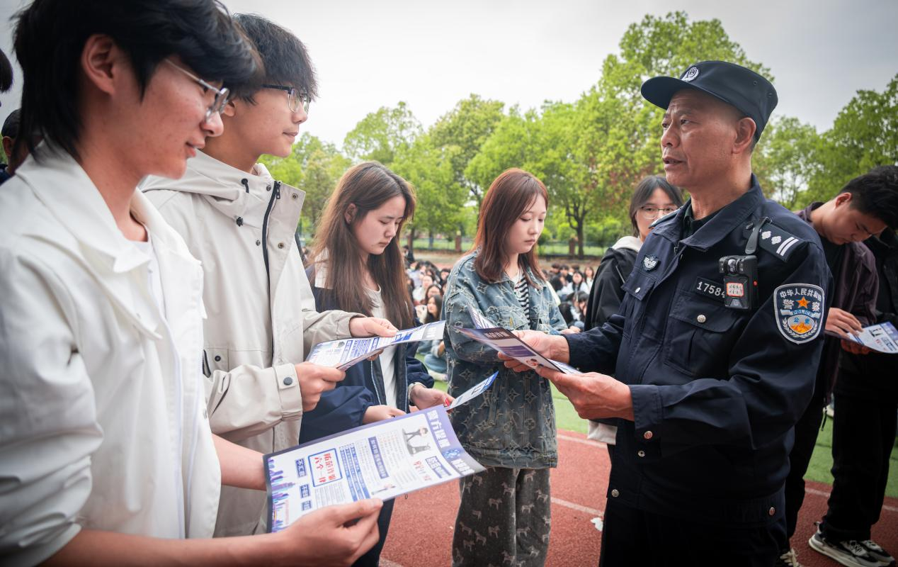 校警携手普法 守护青春无恙
