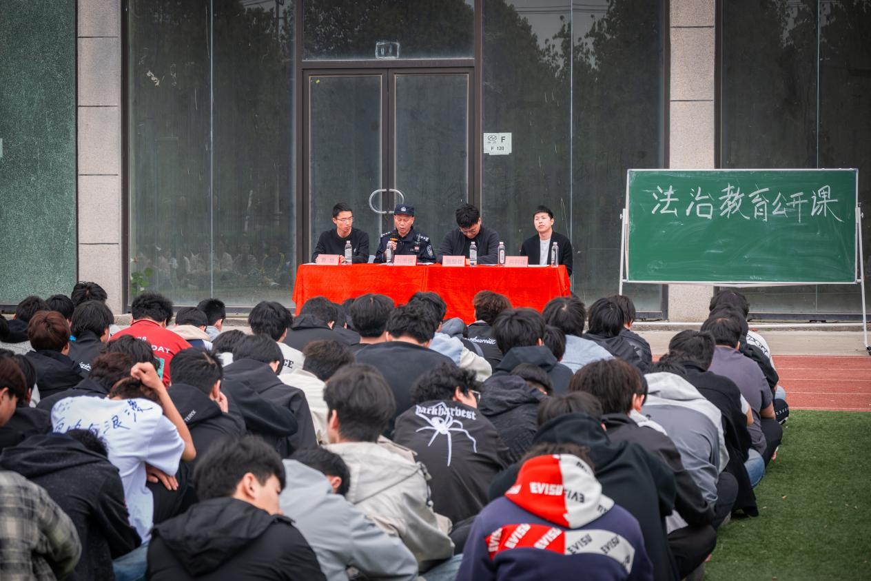 校警携手普法 守护青春无恙