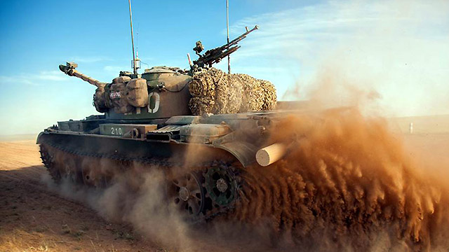 我军62式轻坦群全身披挂大草原上奔袭200公里