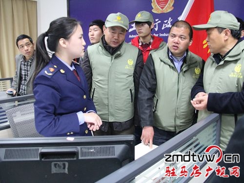 志愿者参观了解工商局投诉点