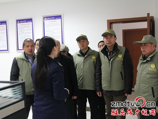 工作人员讲解受理流程