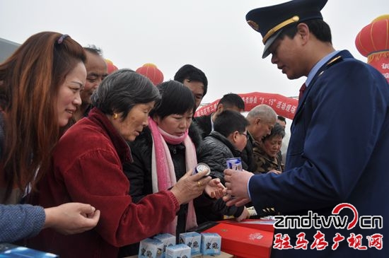 现场讲解如何辨别产品真伪