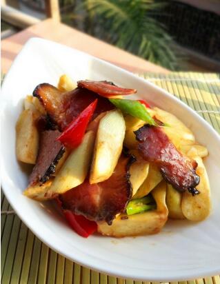 > 正文 主料:茭白600g,湘西腊肉200g,油适量,盐适量,糖适量,蚝油适量