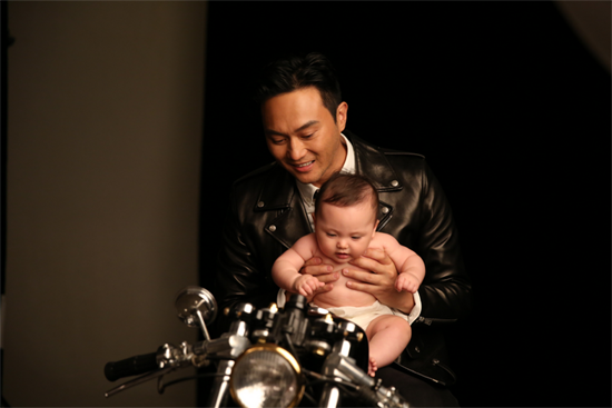 张智霖活动抱混血宝宝 昔日奶爸形象超有爱